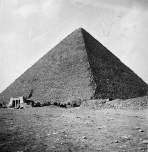 583px-037_1941_-_Great_Pyramid_at_Giza_Egypt_by_Tom_Beazley_03
